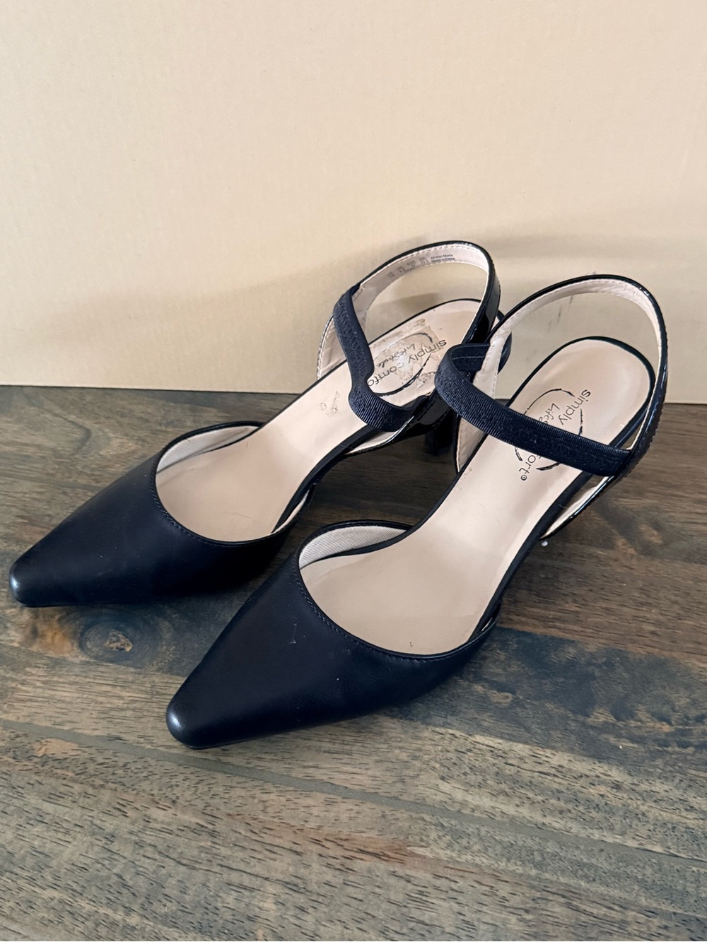 Life Stride Black Pointed Toe Slingback Heels